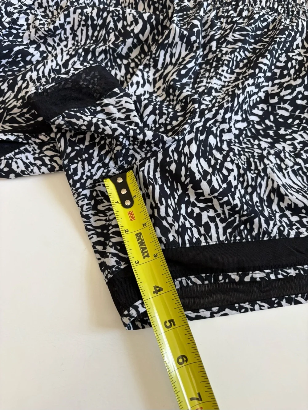 Athleta Printed Mesh Racer Run Shorts Black White Size XL 4”